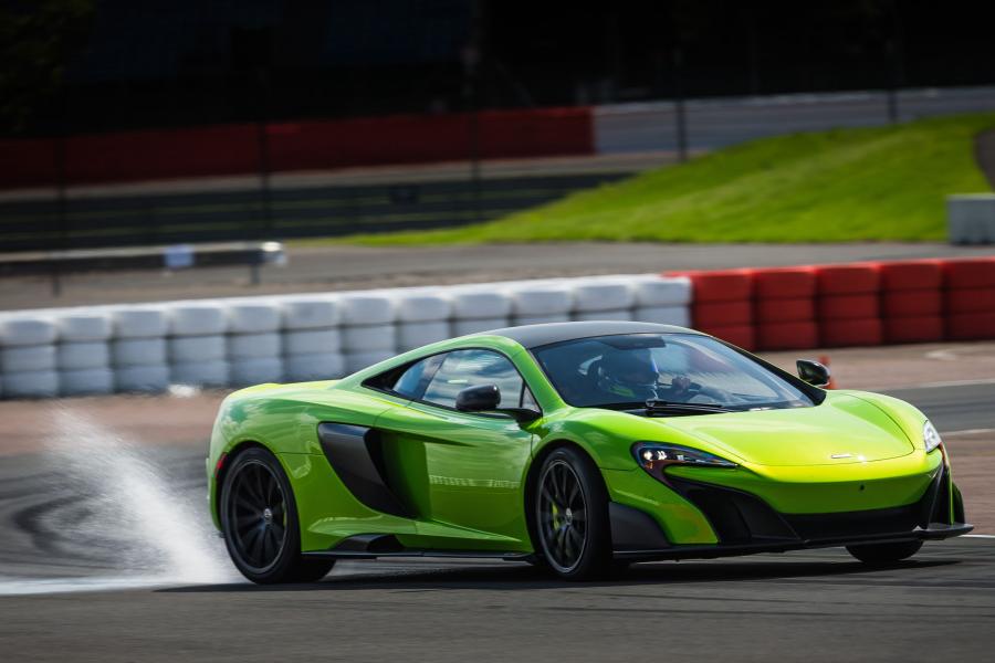  McLaren 675LT 2016 года  (US) (фото 18 из 29)